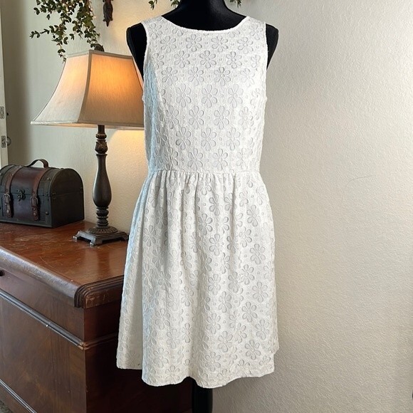 KENSIE White Floral Lace Dress - Size Medium - Picture 2 of 8